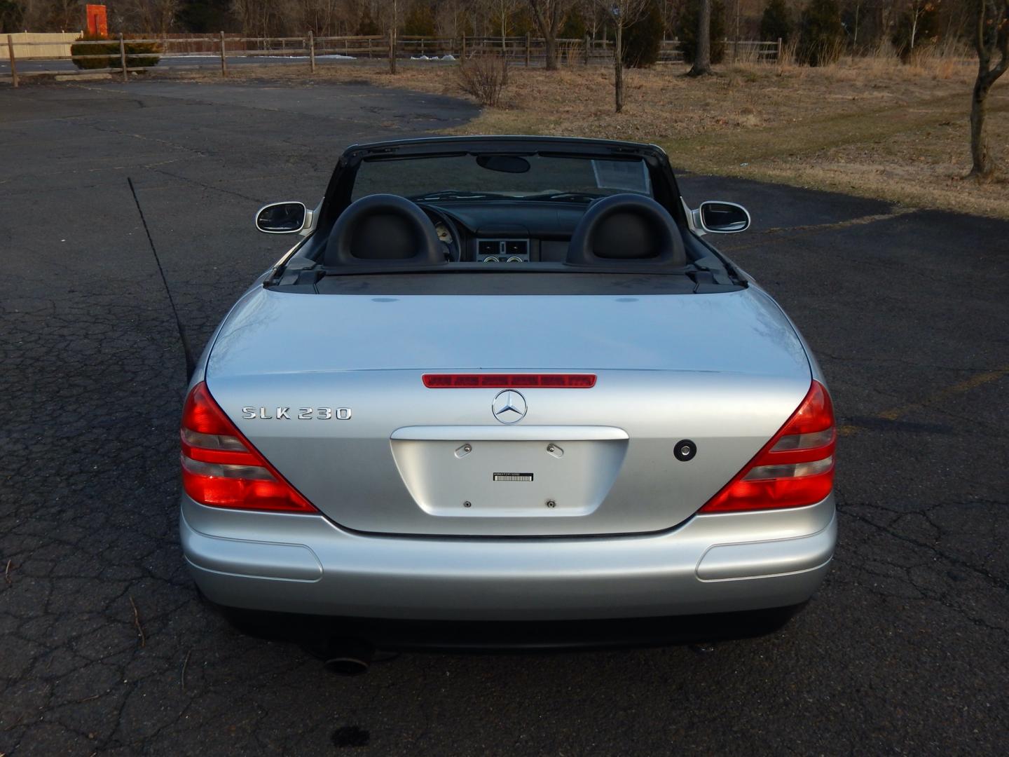 2000 Silver /Black Leather Mercedes-Benz SLK SLK230 (WDBKK47F2YF) with an 2.3L 4 cylinder supercharged engine, Automatic transmission, located at 6528 Lower York Road, New Hope, PA, 18938, (215) 862-9555, 40.358707, -74.977882 - Here we have a Mercedes SLK320 with a 2.3L 4 cylinder supercharged engine putting power to the rear wheels via an automatic transmission. Options include: black leather seats, power windows/locks/mirrors, Alpine head unit, heat/AC, tilt steering wheel, convertible hard top, cruise control, 16inch al - Photo#12